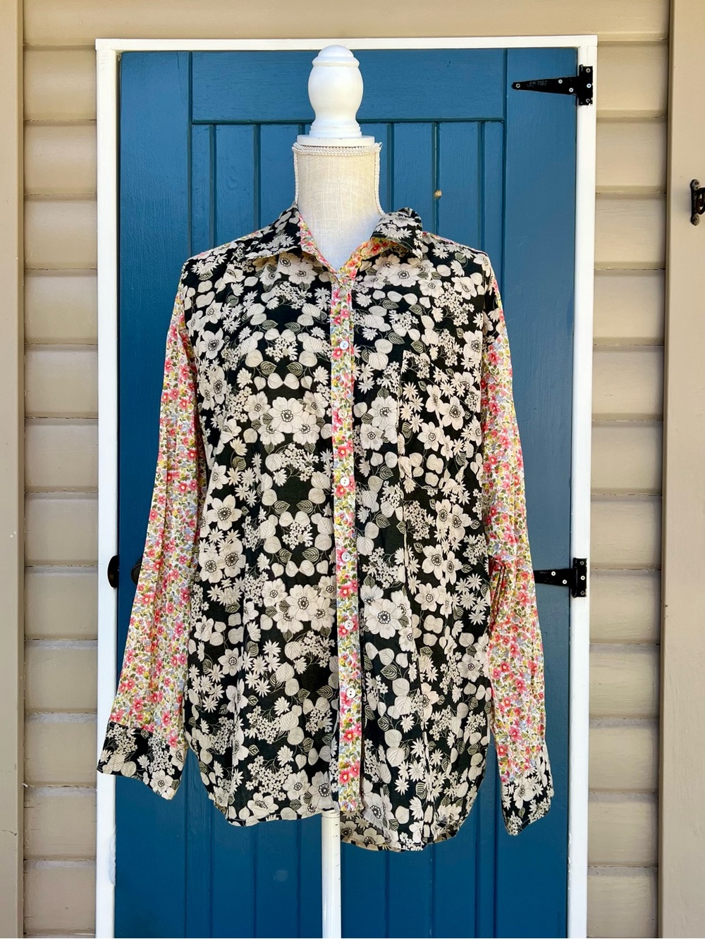Natural Life Bohemian Print Button Down Shirt
Floral Pint Women’s Size L/XL